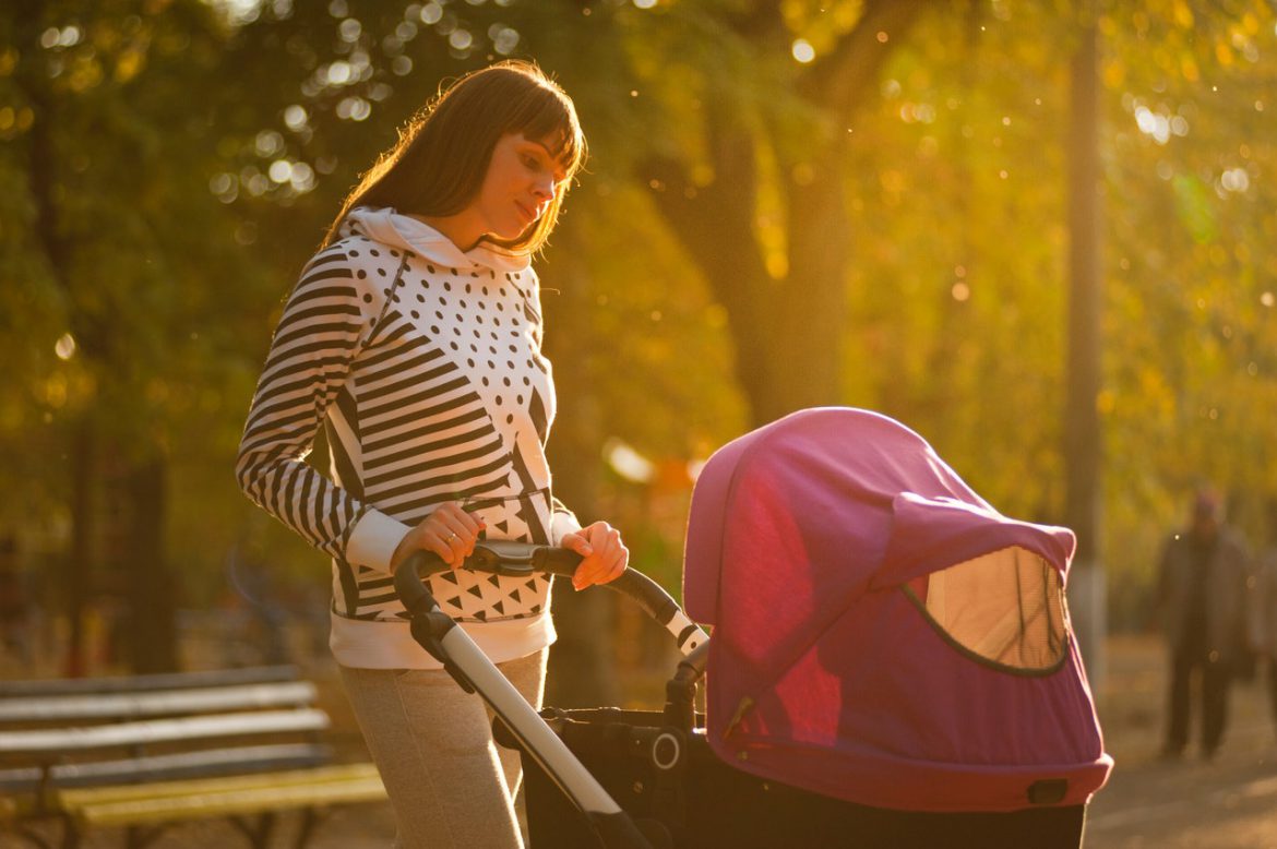 Easywalker kinderwagen met vrouw